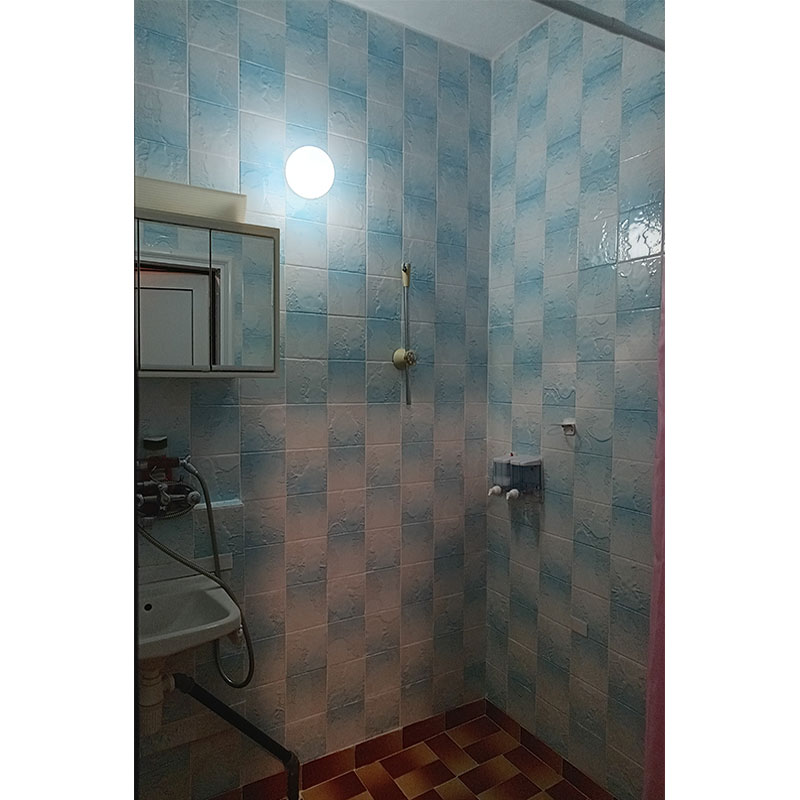 Faience and terracotta bathroom 